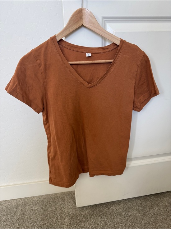 Uniqlo Tops - Uniqlo Women's Burnt Orange V-Neck Short Sleeve Tee